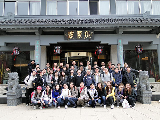 2011。04。30黃山之旅（晨拍——晨起的我們，個個張大嘴巴，原來心里想著“俺要吃”V.jpg